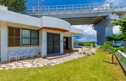 Motobu House | 瀬底島 目の前がビーチ BBQ可能 広いお庭付きの宿泊施設 瀬底ありがとうハウス