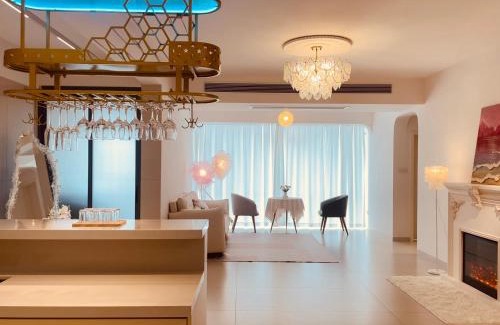 Yongding House | 笑涡SmileNest Downtown Luxury Suite for 2-10 Guests, Zhangjiajie Attraction Ticket Service, Ideal for Couples, Families & Groups