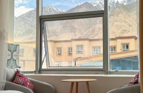 Tashkurgan House | 红柳花雪山观景民宿
