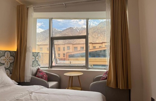 Tashkurgan House | 红柳花雪山观景民宿