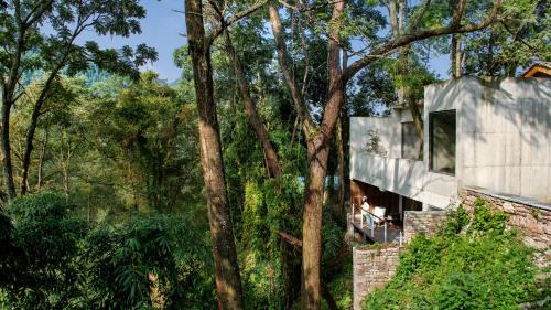 Guanling Buyei and Miao Autonomous County Hotel | 至也 黄果树