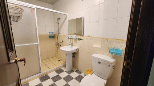 Hualien City Centre House | 花蓮包棟彩色窩民宿 溜滑梯 烤肉唱歌 電動麻將 近東大門