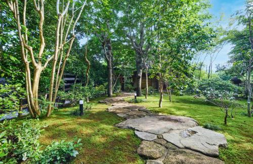 Midori Ward Villa | 高尾山すぐ貸切villa 都心から70分 最大10名 プライベートサウナ 雨でもBBQ 焚火花火 絶景日本庭園