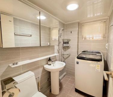 Yeonnam-dong Apartment | 연남동,경의선숲길,홍대입구2번출구,올리브영,연세대,세브란스병원,2룸3베드,Ak홍대쇼핑,짐보관