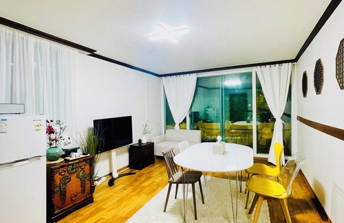 Changsin-dong Apartment | 청운각: 서울중심 동대문역 도보5분 공항리무진 한옥 테라스 다락방 침대4개