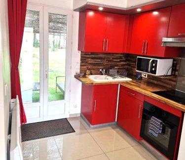 Razac-sur-l'Isle Apartment | 02 - Très joli 2 pièces avec 3 lits pouvant accueillir jusqu'à 5 personnes, situé au rdc avec entrée indépendante, une place de parking réservée devant l'entrée et terrasse sur l'arrière donnant sur parc arboré, tout le linge de maison est fourni