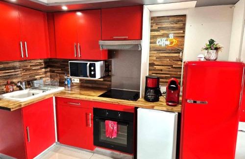 Razac-sur-l'Isle Apartment | 02 - Très joli 2 pièces avec 3 lits pouvant accueillir jusqu'à 5 personnes, situé au rdc avec entrée indépendante, une place de parking réservée devant l'entrée et terrasse sur l'arrière donnant sur parc arboré, tout le linge de maison est fourni