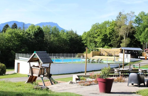 Miribel-les-Echelles Cabin | 04. Azalea Roulotte 4 Personen