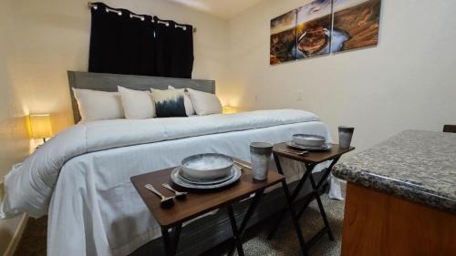 Valle Apartment | 069B Comfortable Suite with Kitchenette and King Bed near South Rim sleeps 4