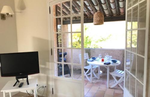 Roquefort-les-Pins Apartment | 06D - Appartement spacieux avec terrasses, jardin et piscine