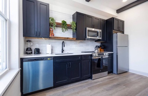 North Philadelphia West Apartment | 1/1 Across from Fairmount Park | 10 mins to DT (E)