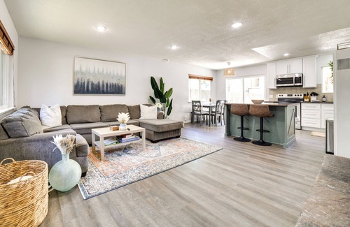 Al Tahoe Cabin | 1/2 Mi to Lake Tahoe: Pet-Friendly Cabin