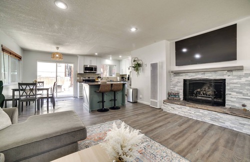 Al Tahoe Cabin | 1/2 Mi to Lake Tahoe: Pet-Friendly Cabin