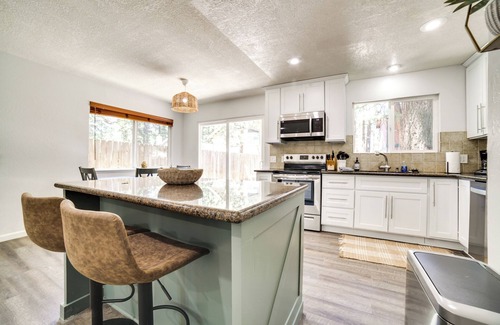Al Tahoe Cabin | 1/2 Mi to Lake Tahoe: Pet-Friendly Cabin