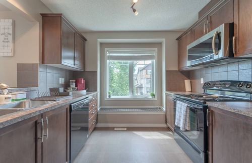 Airdrie House | 1.5 hrs to Banff, Cozy Townhome in Airdrie with AC