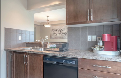 Airdrie House | 1.5 hrs to Banff, Cozy Townhome in Airdrie with AC