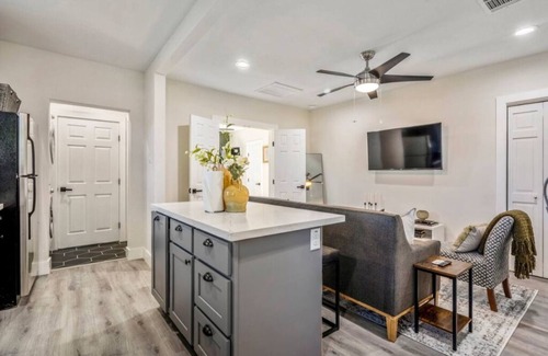 Greater East End Apartment | 1.5 miles from PNC Stadium | King Bed | Entire Apt