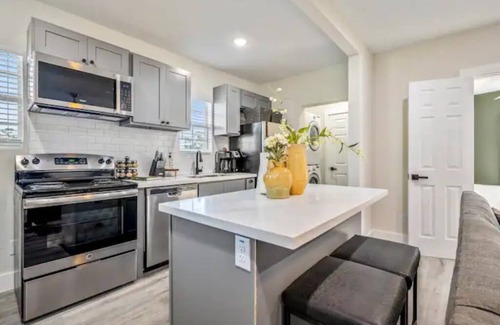 Greater East End Apartment | 1.5 miles from PNC Stadium | King Bed | Entire Apt