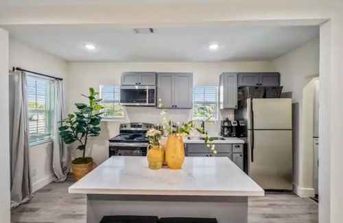 Greater East End Apartment | 1.5 miles from PNC Stadium | King Bed | Entire Apt