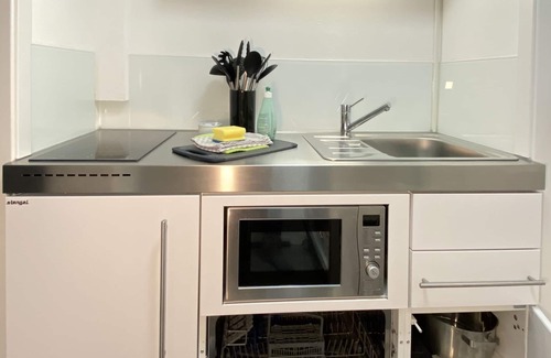Gaertringen Apartment | 1.5 room app. modern with kitchen + terrace near S-Bahn. 250 Mbit Internet