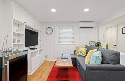 Radnor - Fort Myer Heights Apartment | 1 BDRM Beaut-5 min walk to Metro/10 min from DC