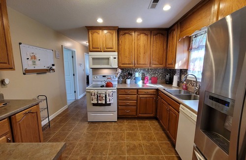 Athens House | 1 Bdrm home sleeps 2, 1 mile from I-65, shopping and dining. Fenced backyard