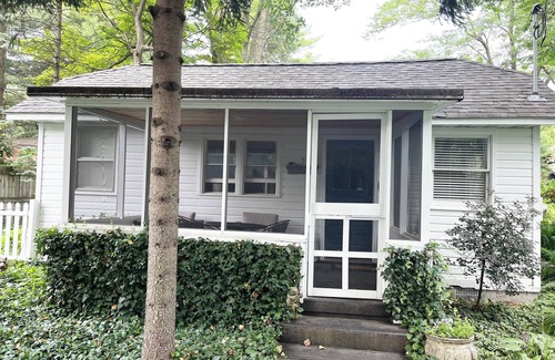 Union Pier Cottage | 1 bed/1 bath, 1.5 blocks to beach/town, dog friendly, screened prch, fenced yard