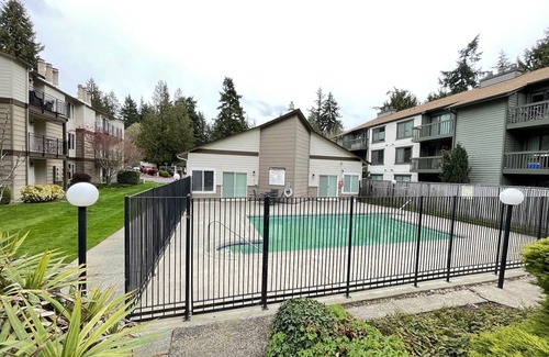 Totem Lake Condo | 1 bed/1 bath Top Floor Condo