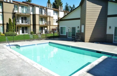 Totem Lake Condo | 1 bed/1 bath Top Floor Condo
