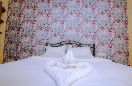 Colva Apartment | 1 Bed Apartment Sleeps 2 - Pool Parking Balcony