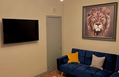 Kelvinbridge Apartment | 1 bed Apt in West End