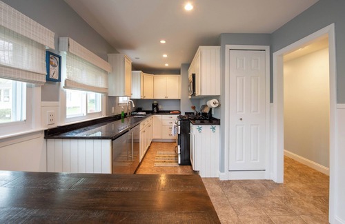 South Kingstown Cottage | 1-bed cottage near RI's best beaches, Boating and URI-Central AC/outdoor shower