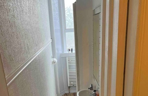 Gourock Apartment | 1 bed Flat With Basic Furnishings & White Goods