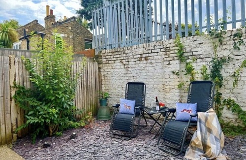 South Bermondsey Apartment | 1 bed garden flat (with 2 beds) for 2025 summer/autumn bookings in London