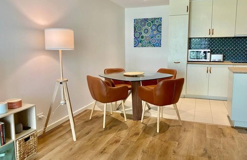 East Perth Apartment | 1-bed riverside Apartment - walking distance to Optus Stadium, parking and pool