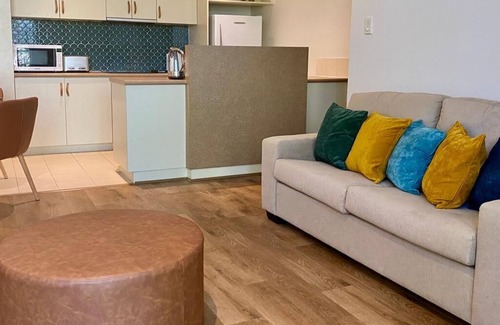 East Perth Apartment | 1-bed riverside Apartment - walking distance to Optus Stadium, parking and pool