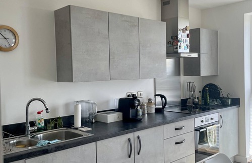 South Hornchurch Apartment | 1 Bed - Sleeps 4 - Parking, Pets, Wifi