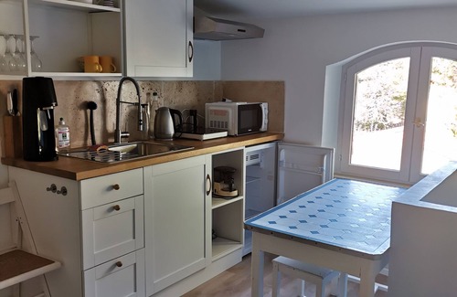 La Roque-d'Antheron Apartment | 1 Bedroom Apartment in La Roque-d'AnthÃ©ron