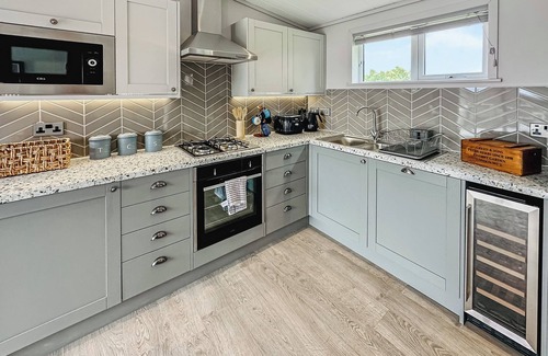 Bredons Hardwick Ski Chalet | 1 bedroom accommodation in Tewkesbury