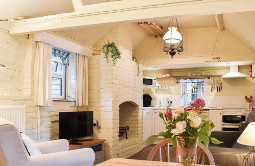 Harleston Cottage | 1 bedroom accommodation in Denton, near Bungay