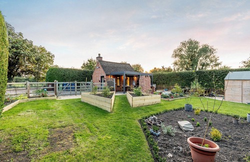 Northway Cottage | 1 bedroom accommodation in Coombe Hill, near Tewkesbury