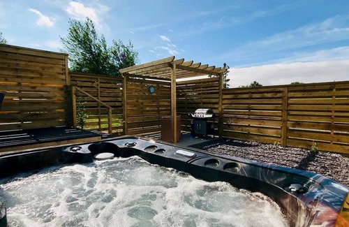 Llansantffraed Ski Chalet | 1 bedroom accommodation in Llanon