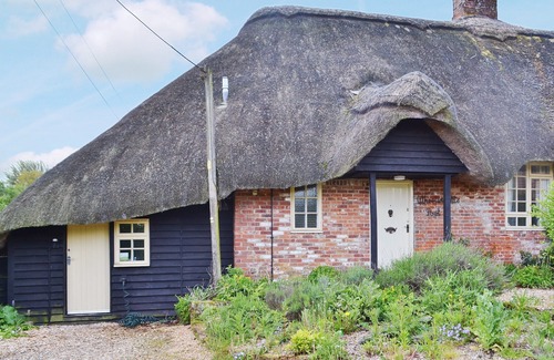 New Forest District Cottage | 1 bedroom accommodation in Burgate, near Fordingbridge