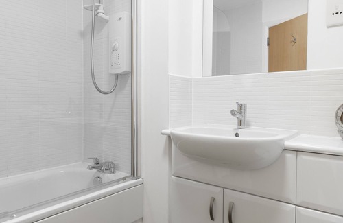 Central Aberdeen House | 1 Bedroom Apartment - Hilton Campus