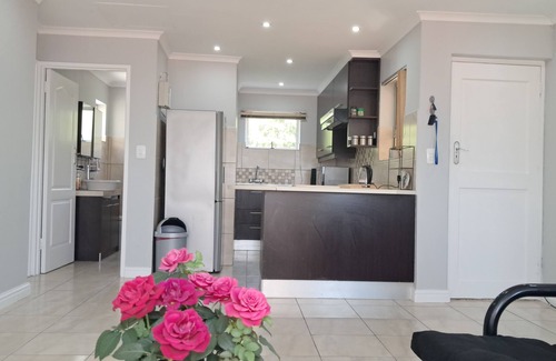 Mountainside Apartment | 1-bedroom apartment in picturesque Gordon's bay - Cape town with ocean view