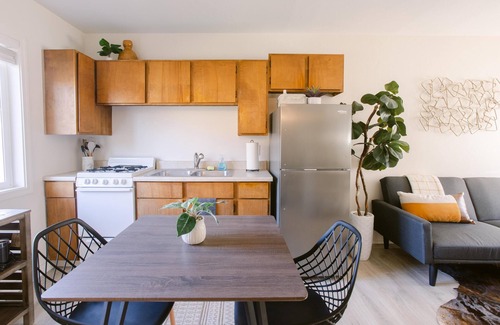 Gold Hill Apartment | 1 Bedroom Apartment just off of I-5 Rogue River Views! Fully equipped kitchen & Roku TV.