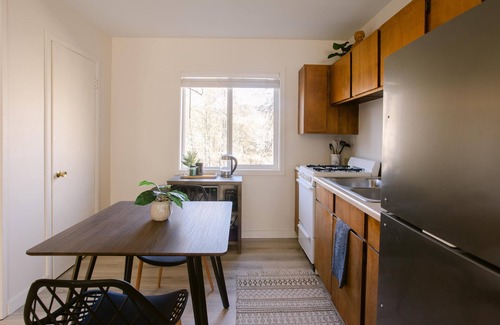 Gold Hill Apartment | 1 Bedroom Apartment just off of I-5 Rogue River Views! Fully equipped kitchen & Roku TV.