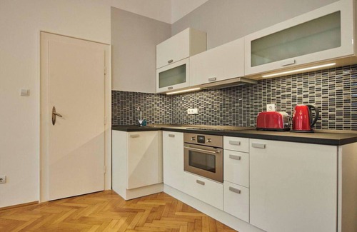 Terezvaros Apartment | 1 Bedroom Apartment Sleeps 2 -Balcony -Lift Access