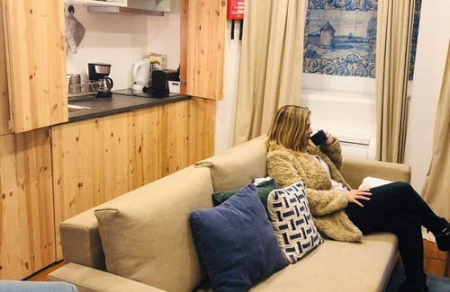 Lisbon Old Town Apartment | 1 Bedroom Basement Apartment with AC @ Estrela, next to Prime Minister Residence