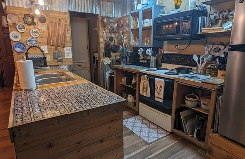 Streetman Cottage | 1-bedroom/bath Cozy rustic cottage, off the RCR with AC in lovely Wrinkler, Tx.